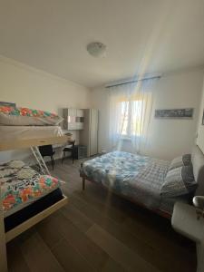 een slaapkamer met 2 bedden en een raam bij Relax2 in Il Romito