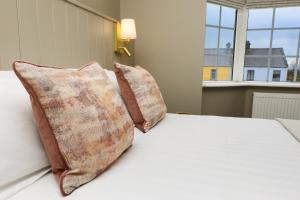 Postel nebo postele na pokoji v ubytování Urban Nest Townhouse