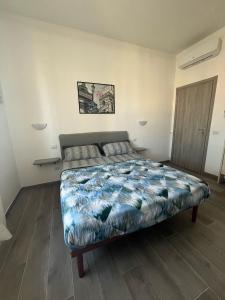een slaapkamer met een groot bed in een kamer bij Relax2 in Il Romito