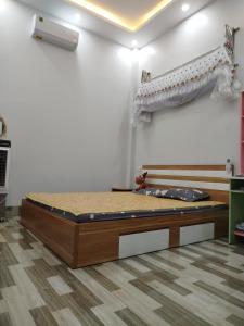 ein Schlafzimmer mit einem Bett in einem Zimmer in der Unterkunft Home stay 72 in Diện Biên Phủ