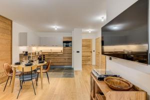 Η κουζίνα ή μικρή κουζίνα στο White Pearl A03 - Alpes Travel - Central Chamonix - Sleeps 2-4