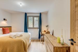 um quarto com uma cama, uma secretária e uma janela em White Pearl A03 - Alpes Travel - Central Chamonix - Sleeps 2-4 em Chamonix-Mont-Blanc