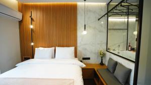 テッサロニキにあるMini luxury suites by Sea&theCityのベッドルーム(大型ベッド1台、シンク付)