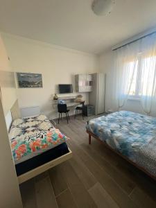 een slaapkamer met een bed en een bureau. bij Relax2 in Il Romito