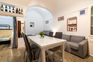 ein Wohnzimmer mit einem Tisch und einem Sofa in der Unterkunft Casa Vita 51 in Ceglie Messapica
