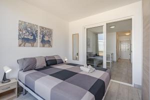 Łóżko lub łóżka w pokoju w obiekcie Apartamentos en Torres del Sol