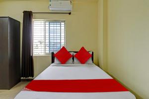 Ένα ή περισσότερα κρεβάτια σε δωμάτιο στο OYO Flagship Sri Chamundeshwari Boarding And Lodge
