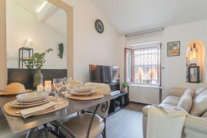 Posezení v ubytování Pretty Studio in Old Town by Rent All Como