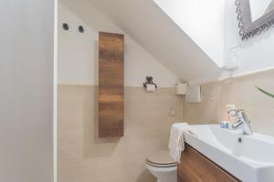 Koupelna v ubytování Pretty Studio in Old Town by Rent All Como