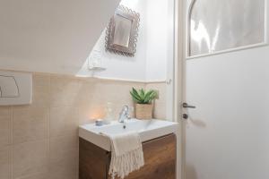 Koupelna v ubytování Pretty Studio in Old Town by Rent All Como