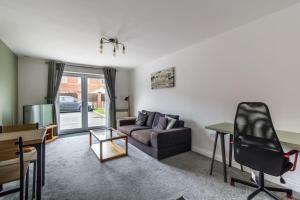 een woonkamer met een bank en een tafel bij 2 Bedroom Flat, Glasshoughton in Castleford