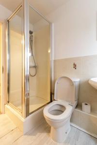 baño con ducha y aseo blanco en 2 Bedroom Flat, Glasshoughton en Castleford