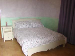 سرير أو أسرّة في غرفة في Casale Beatrice degli Olivi