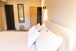 a bedroom with a white bed with white pillows at Amarelo apartment, Central Charlbury, 1 Super king bed in Charlbury