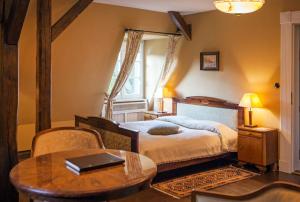 Villa Pepita في ميدزغوزي: غرفة نوم بسرير وطاولة ونافذة