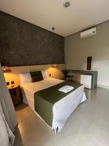 1 dormitorio con 1 cama grande en una habitación en Pousada Vila da Mata, en Canaã dos Carajás