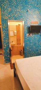 Postel nebo postele na pokoji v ubytování Black Pepper Cottage Yercaud