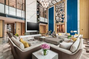 فندق نارسس ذا رويال في الرياض: لوبي الفندق مع كنب وتلفزيون