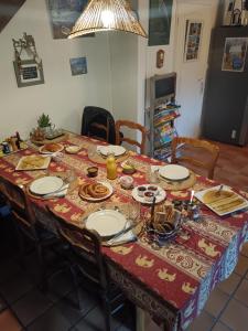 una mesa con platos de comida encima en La Chaumière en Bellevue, en Muzillac