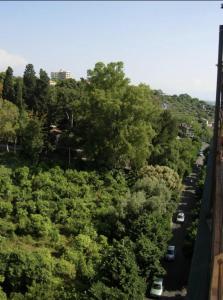 an overhead view of a road with trees and cars at Attico in città con terrazza vista etna mare in Acireale