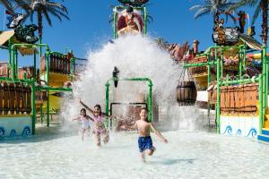 un grupo de niños jugando en el agua en un parque acuático en Ferragudo Cozy Studio, en Ferragudo