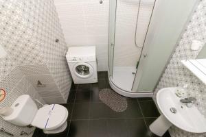 Bilik mandi di Kvartirkoff na Bogatirskaya 6a, 3 floor +6 gambar