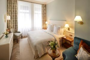 a hotel room with a bed and a window at Hotel Zur Wiener Staatsoper in Vienna