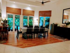 uma sala de jantar com mesa e cadeiras em Rumah Putih B&B near KLIA em Sepang