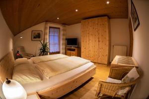 1 dormitorio con 1 cama grande en una habitación en Hof am Rain, en Cortaccia