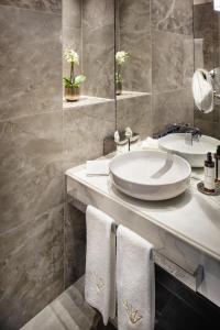 y baño con lavabo blanco y espejo. en Hotel Zur Wiener Staatsoper, en Viena