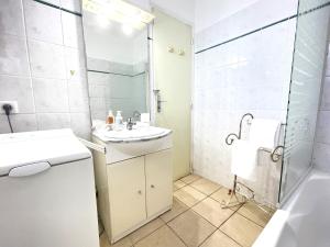 a bathroom with a sink and a shower at Appartement 2 chambres à 100 m de la plage in Fréjus +19 photos