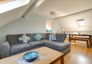 uma sala de estar com um sofá e uma mesa em Sea Breeze Weymouth em Weymouth
