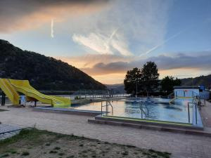 einen Spielplatz mit Rutsche und Wasserpark in der Unterkunft Ferienwohnung Rosemarie in Kamp-Bornhofen