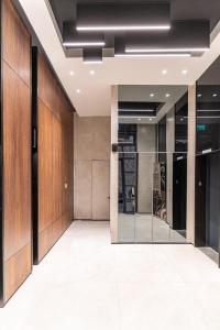 un vestíbulo de oficina con paredes de madera y una puerta de cristal en Deluxe 1 Bedrooms Apartment Terrace in City Center, en Jerusalén
