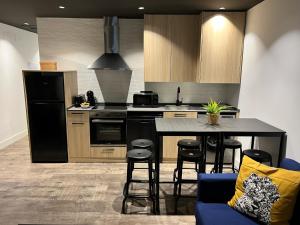 a kitchen with a table and some chairs in it at Apartamenticos El Tubo I in Zaragoza