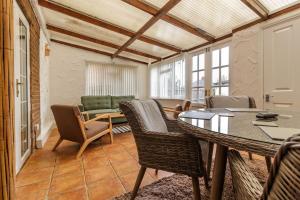 Modest 3 Bed Home, Normanton في نورمانتون: غرفة معيشة مع طاولة وكراسي