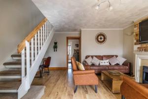 Modest 3 Bed Home, Normanton في نورمانتون: غرفة معيشة مع أريكة وطاولة
