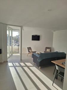 salon z łóżkiem i stołem w obiekcie Apartamento en primera línea de mar de Salou w Salou