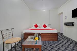 1 dormitorio con cama, mesa y sidx sidx sidx de mesa en Flagship Comfort By Comfay, en Srinagar
