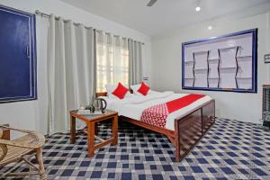 1 dormitorio con 1 cama y 1 mesa en una habitación en Flagship Comfort By Comfay, en Srinagar