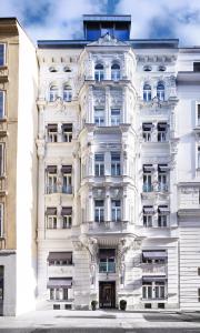 una fachada blanca de un edificio en Hotel Zur Wiener Staatsoper, en Viena