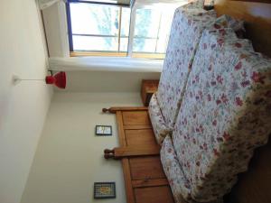 a small room with a bed and a window at Apartamento Bal De Tena in Formigal