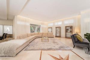 Oleskelutila majoituspaikassa Luxury Villa 5 BDR Pool In Caesarea