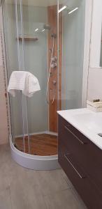 uma casa de banho com um chuveiro e uma porta de vidro em Masseria Santa Maria em Gravina in Puglia
