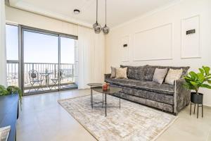 un soggiorno con un divano e un tavolo di Savyon View Tower - Isrentals a Gerusalemme