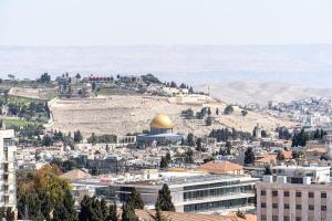 una vista sulla città di Gerusalemme con la cupola della roccia di Savyon View Tower - Isrentals a Gerusalemme