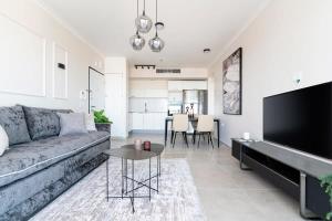 un soggiorno con un divano e un tavolo di Savyon View Tower - Isrentals a Gerusalemme Altre 24 foto