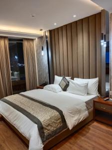 - une chambre avec un grand lit et une fenêtre dans l'établissement Western Blu INN, à New Delhi
