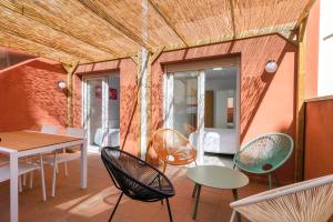 a room with chairs and a table and a dining room at Citadel Oliva 4p Roses, Beach & Centre, Private Parking, Terrace in Roses