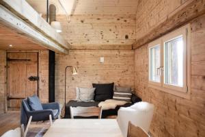 Habitación con sofá, mesa y sillas. en Unterkunft SPYCHER WEGGIS en Weggis